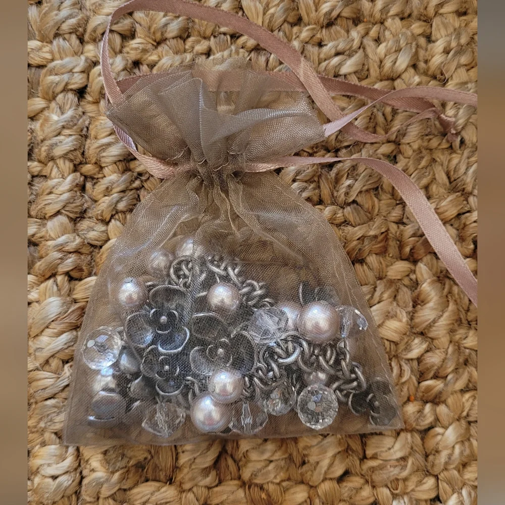 Floral charm and dusty blush pearl stretch bracelet